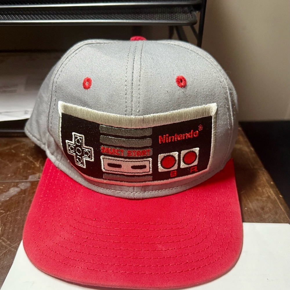 Nintendo NES Controller Retro SnapBack Hat - Red & Black, EXCELLENT CONDITION